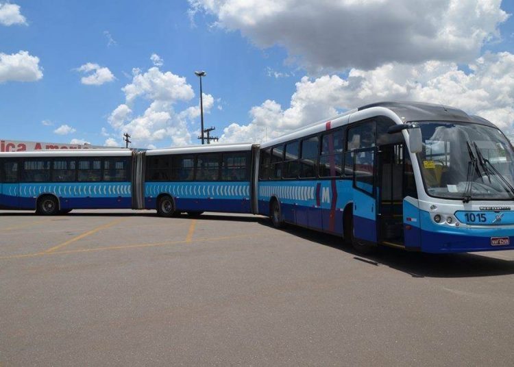 Três ônibus do Eixo Anhanguera foram apedrejados em Goiânia nesta sexta-feira | Foto: Reprodução
