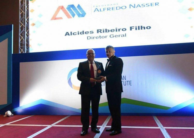 Presidente do Latin Quality Institute Alejandro Fabrício Motta fez homenagem ao Professor Alcides na entrega da premiação para a Unifan | Foto: Valdemy Teixeira