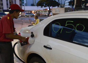 Motoristas marcam protestos contra o aumento dos combustíveis em Goiânia | Foto: Valter Campanato / Agência Brasil
