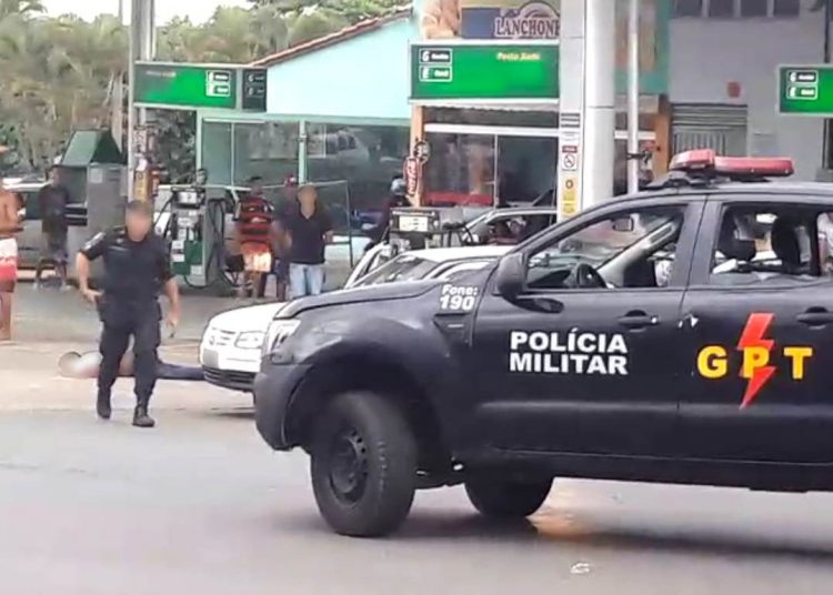 Vídeo mostra PM entrando em carro de vítima baleada em Senador Canedo e tiros saem de dentro para fora | Foto: Reprodução/ Vídeo