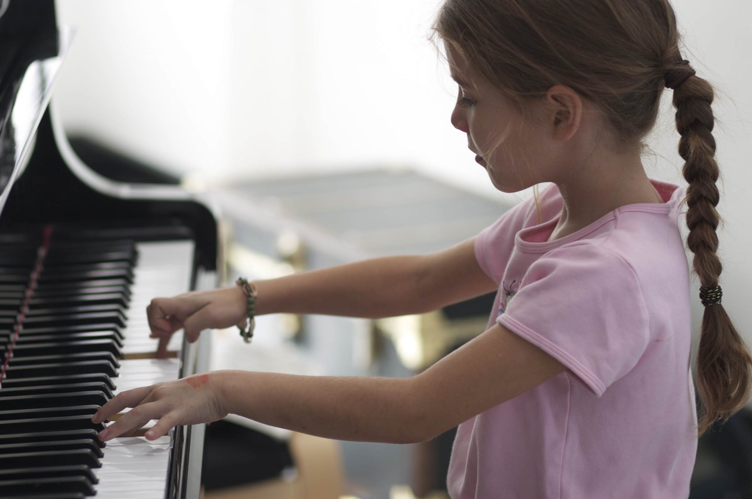 Look she plays the piano. Уроки фортепиано. Фортепиано для детей. Занятия на фортепиано для детей. Пианино для детей.
