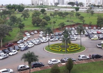 Estacionamento para servidores da Prefeitura de Goiânia é feito em um gramado, sem infraestrutura adequada ou segurança | Foto: WhatsApp/ Folha Z