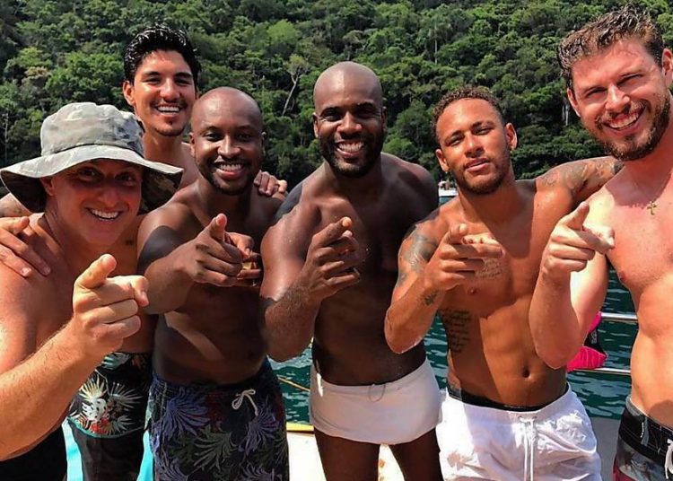 Neymar curte festa ao lado de amigos famosos: Luciano Huck, Medina, Thiaguinho, Zulu e Bruninho | Foto: Reprodução/ Redes Sociais