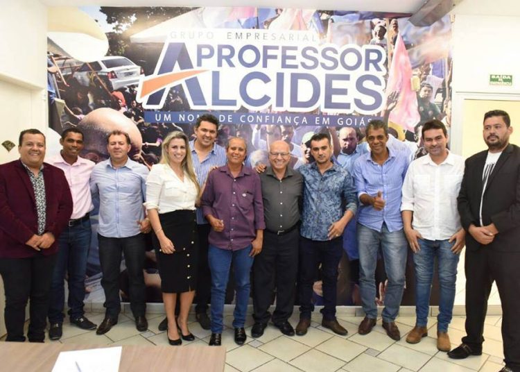Lideranças do interior durante visita ao escritório político do Professor Alcides | Foto: Divulgação