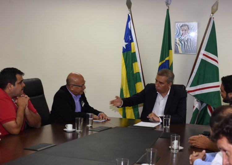Vice-governador José Éliton, ao lado do Professor Alcides, recebeu reivindicações de conselheiros tutelares aparecidenses | Foto: Divulgação