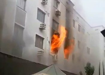 Incêndio consome apartamentos em Aparecida de Goiânia | Foto: Leitor / WhatsApp