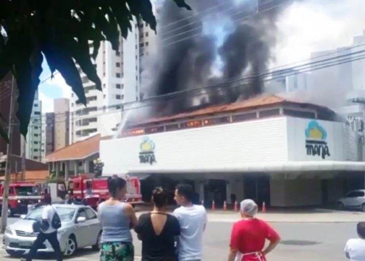 Incêndio atinge panificadora em Goiânia | Foto: Leitor/ WhatsApp