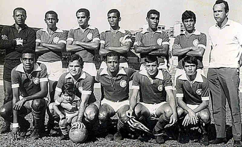 Macalé (2º de pé) vestindo a camisa do Goiás | Foto: Reprodução