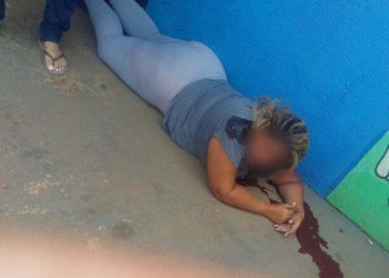 Mulher foi baleada em frente à escola do neto em Aparecida de Goiânia durante tentativa de assalto | Foto: Leitor / WhatsApp