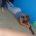 Mulher foi baleada em frente à escola do neto em Aparecida de Goiânia durante tentativa de assalto | Foto: Leitor / WhatsApp