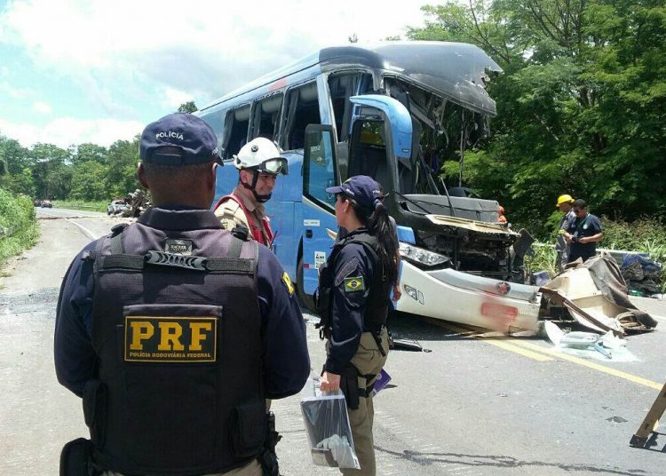 Carreta bate em ônibus que seguia para Goiânia e deixa 8 mortos | Foto: PRF