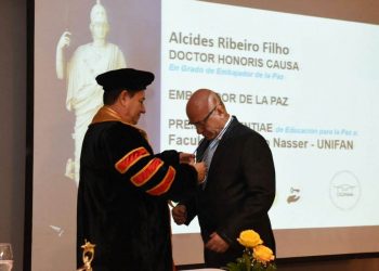 Professor Alcides recebe premiação em Cuba | Foto: Divulgação