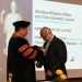 Professor Alcides recebe premiação em Cuba | Foto: Divulgação