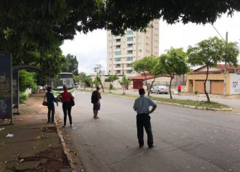 Passageiros aguardam ônibus na rua, no Setor Universitário | Foto: Thiago Araújo