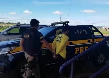Jovem foi preso pela PRF levando carro roubado no Jardim América para o Paraguai | Foto: Divulgação/ PRF