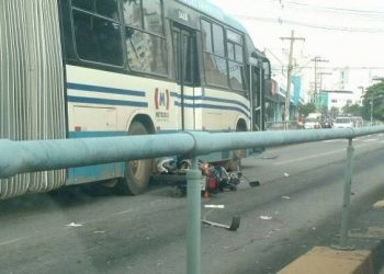 Acidente com ônibus do Eixo-Anhanguera complica trânsito na via | Foto: Leitor/ Whatsapp