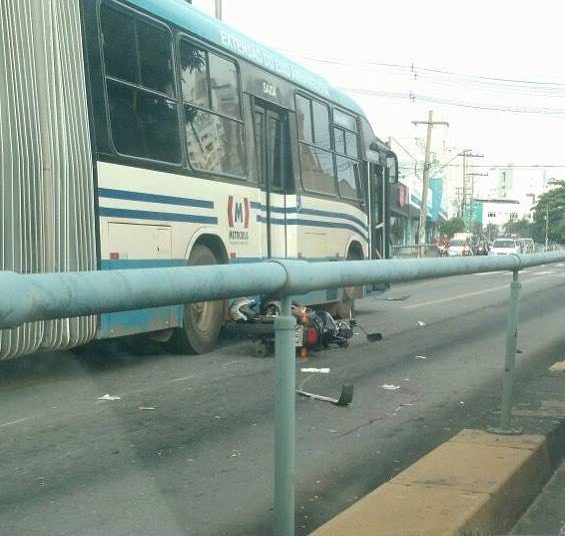 Acidente com ônibus do Eixo-Anhanguera complica trânsito na via | Foto: Leitor/ Whatsapp