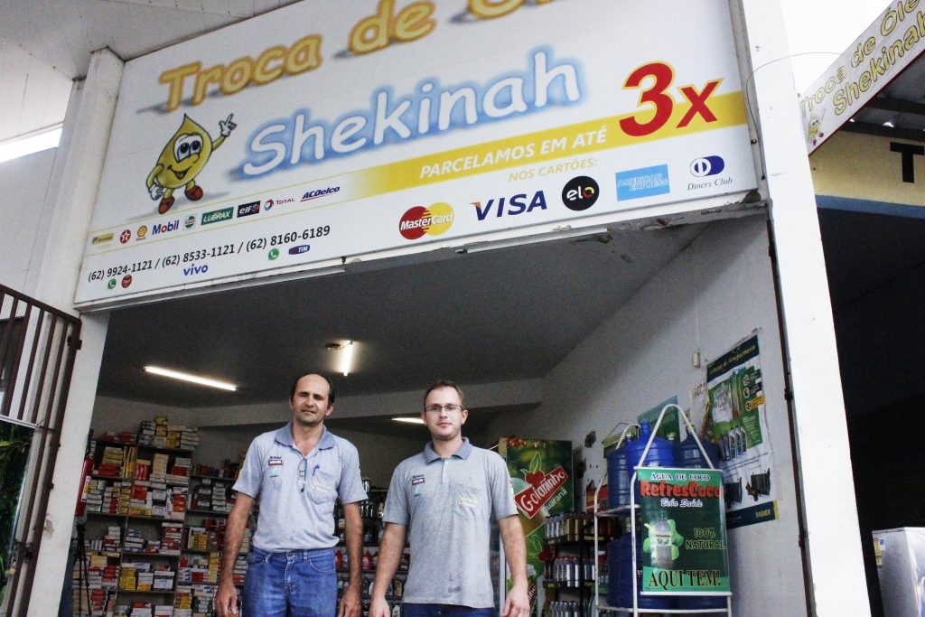 Antônio Garcia e Rafael Alves são sócios e funcionários da Troca de óleo Shekinah. | Foto: Folhaz
