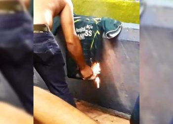 Revoltado com derrota, torcedor coloca fogo em camisa do Goiás | Foto: Reprodução