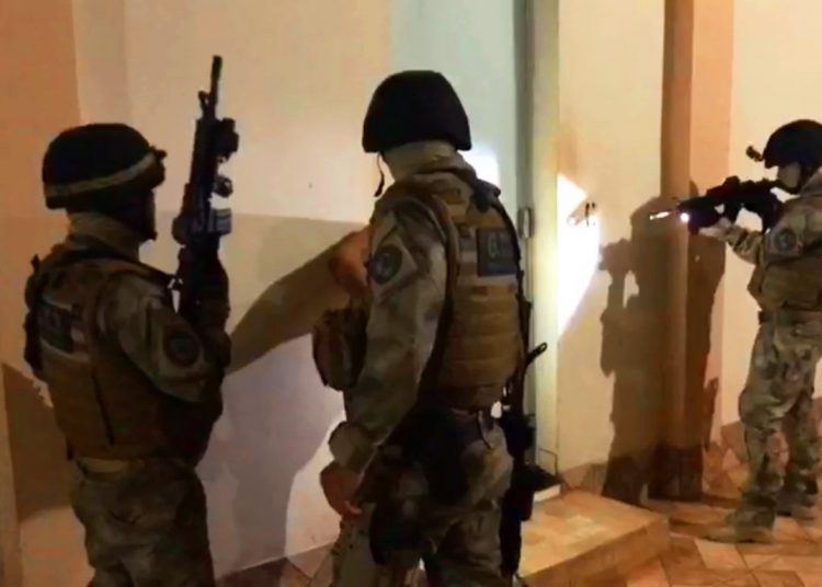 Agentes do Grupo Tático 3 (G.T.3), unidade de elite da Polícia Civil, cumprem mandados de prisão em Iporá | Foto: Divulgação/ PC
