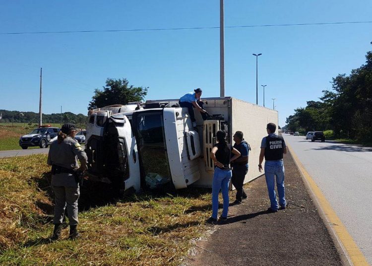 Caminhão tombou após motorista se lançar do veículo em movimento | Foto: Divulgação