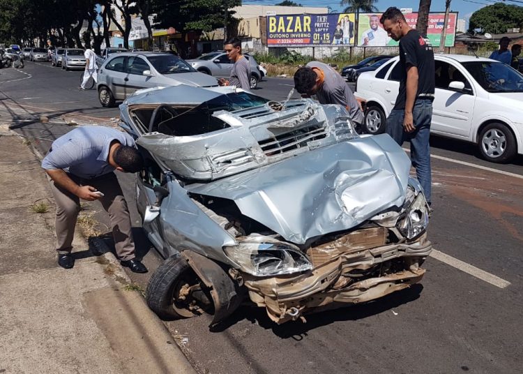 Caminhão desgovernado destrói 9 veículos em acidente no Parque Amazônia | Foto: Guilherme Coelho/Folha Z