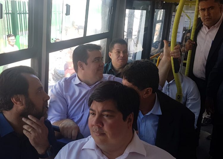 Saindo da CDTC, Gustavo reitera promessa de ar-condicionado em ônibus de Goiânia | Foto: Divulgação