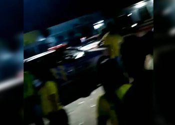 Vídeo mostra jovem dirigindo viatura da PM durante confusão em Guapó | Foto: Leitor/Whatsapp
