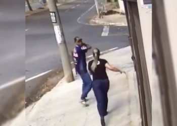 Vídeo registra fotógrafa sendo assaltada à faca no Jardim América | Foto: Reprodução
