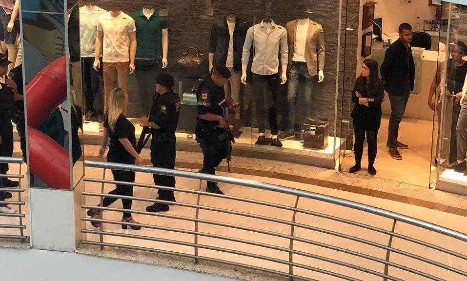 Ladrões invadem shopping | Policiais colhem informações