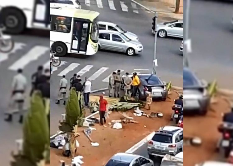 Motorista perde controle e derruba poste no Jardim Europa | Foto: Leitor / Whatsapp