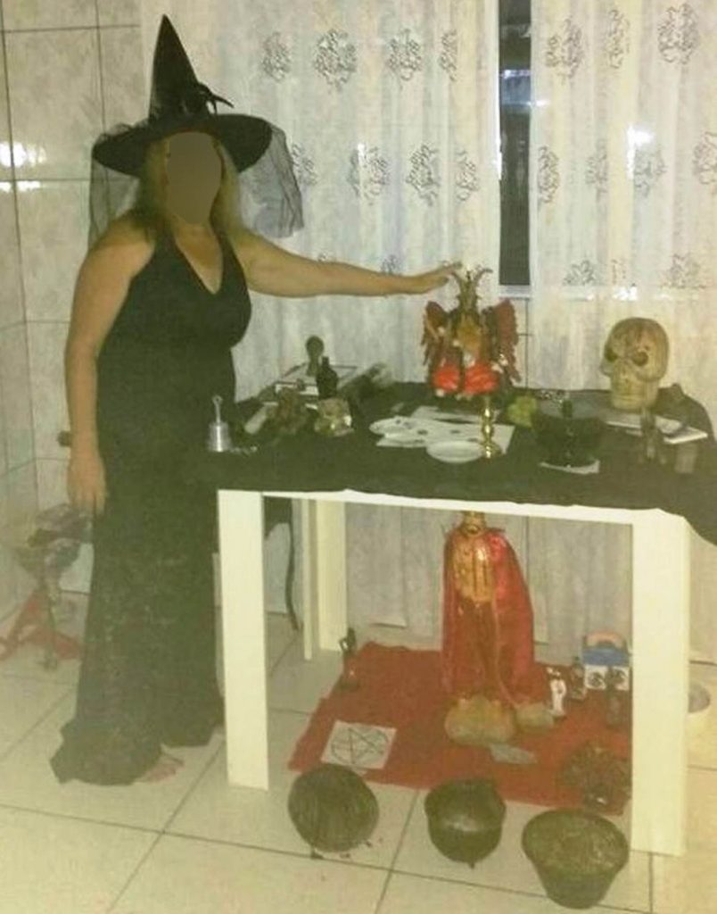 Mulher cúmplice do marido posa em ritual satânico | Foto: Reprodução