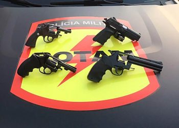 Com os criminosos no Jardim Petrópolis, foram apreendidos quatro armas de fogo | Foto: Reprodução