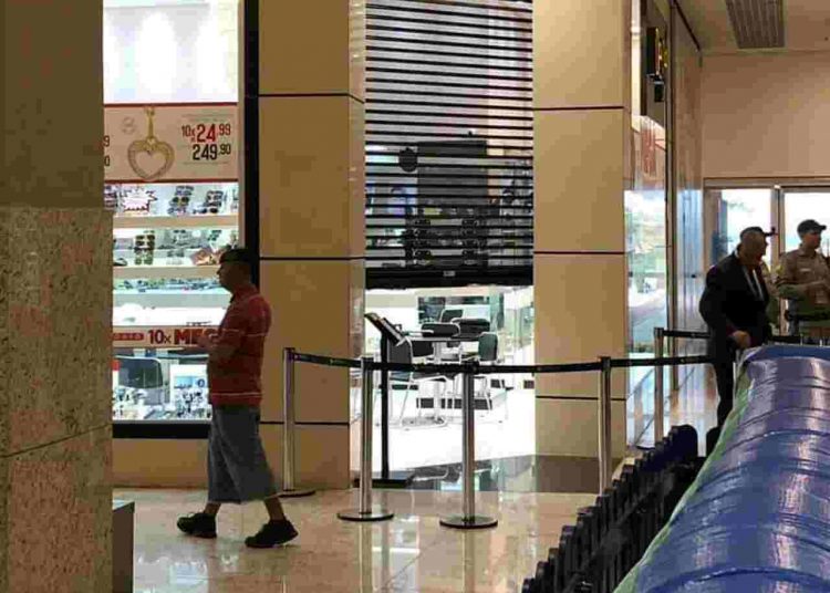 Bandidos fortemente armados assaltam loja em shopping de Aparecida | Foto: Reprodução