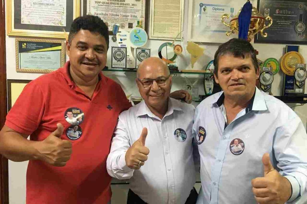 Professor Alcides posa junto aos ex-vereadores de Aparecida de Goiânia Roberto Chaveiro e Jadson Corcelli. Ambos apoiam o candidato | Foto: Divulgação