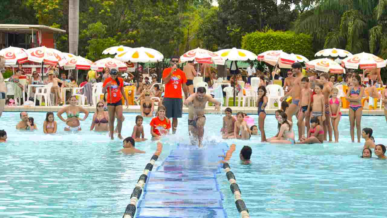 Considerado o melhor de Goiânia, Clube Jaó possui piscina de ondas, Jaozinho Acqua Park, piscina recreativa e o Kamikaze, com 16 metros de queda | Foto: Divulgação