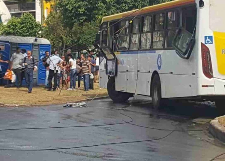 Fios elétricos ficaram sobre o ônibus e espalhados pela Praça Universitária | Foto: Leitor