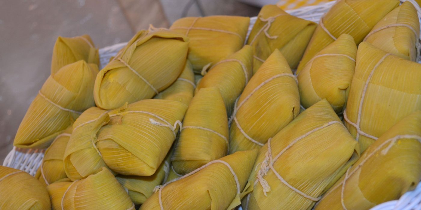 Além de conhecer as As melhores pamonharias de Goiânia, você também pode fazer pamonha caseira. Não é tão difícil quanto parece! | Foto: Reprodução