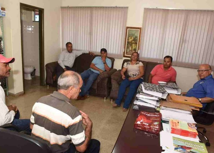 Professor Alcides em reunião com lideranças de São João da Paraúna (GO)