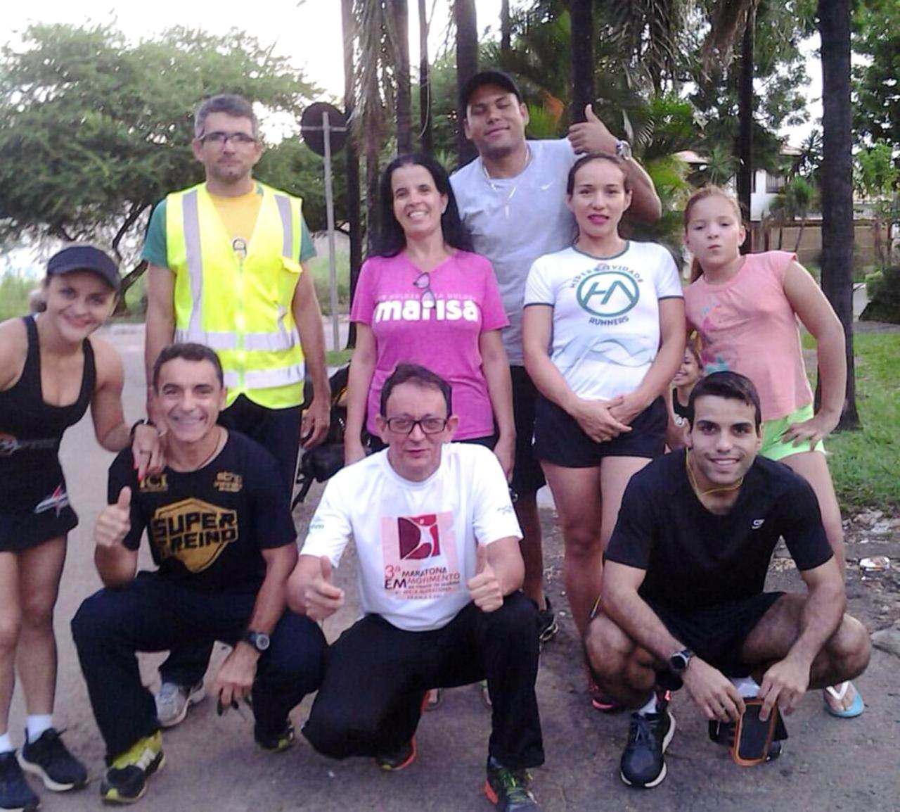 Eduarda Arantes, ao centro, durante a Meia Maratona Noturna do Câncer Infantil de Goiânia