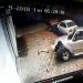 Caminhonete atropela e empurra homem contra portão após briga em Goiânia | Foto: Reprodução / Câmeras de Vigilância