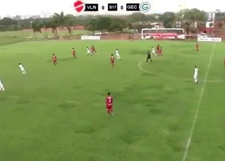 Zagueiro Da Silva marca do meio-campo contra o Vila Nova | Foto: Reprodução