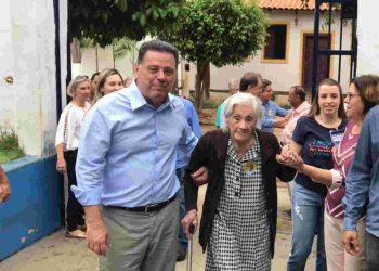 Marconi Perillo acompanhou a tia Comari Perillo, de 104 anos, até o local em que ela votou no último domingo, 7, em Palmeiras de Goiás | Foto: Divulgação