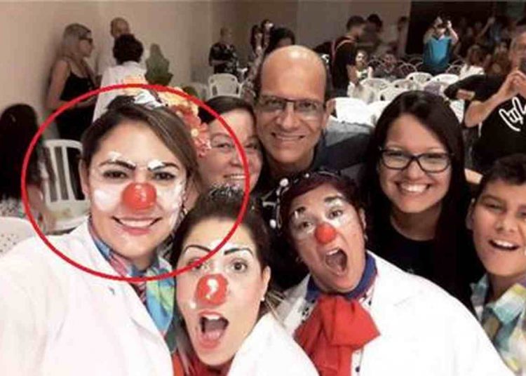 Mulher de Bolsonaro, Michele e amigos em comemoração a formatura em curso de palhaçaria | Foto: Reprodução/Instagram