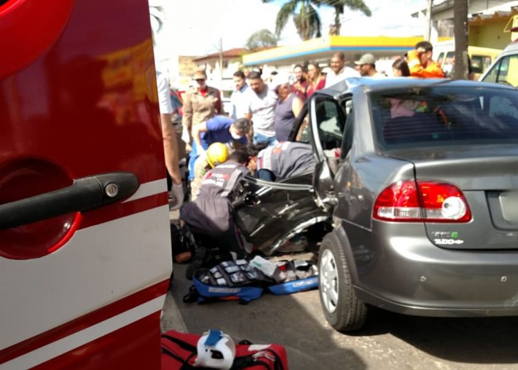 Carro foi atingido lateralmente e a vítima ficou presa às ferragens | Foto: Leitor / Folha Z