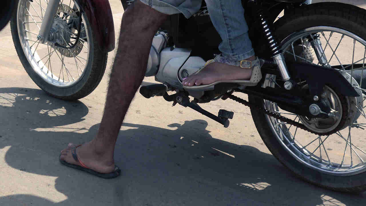 Andar de moto descalço chinelo não pode