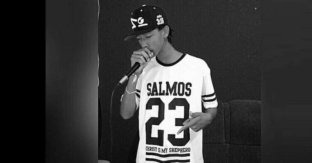 Rapper conhecido como Mc Sabotinha foi capturado de dentro de casa por supostos policiais | Foto: Reprodução