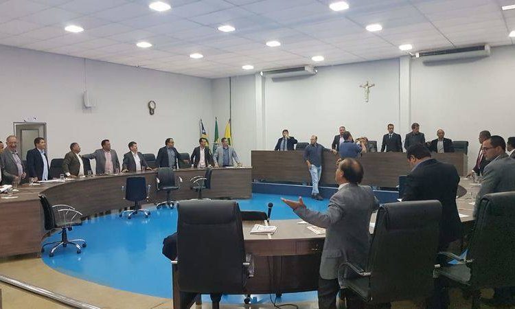 Vereadores derrubam por unanimidade veto do prefeito a plano de carreira. Aqueles a favor da pauta ficaram de pé | Foto: Folha Z