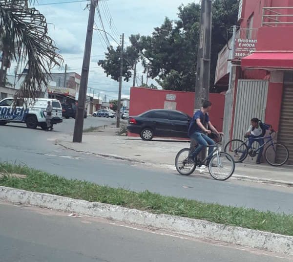 Tiroteio assustou moradores da Vila Alzira, em Aparecida de Goiânia, na tarde desta quinta, 29 | Foto: Leitor / Whatsapp