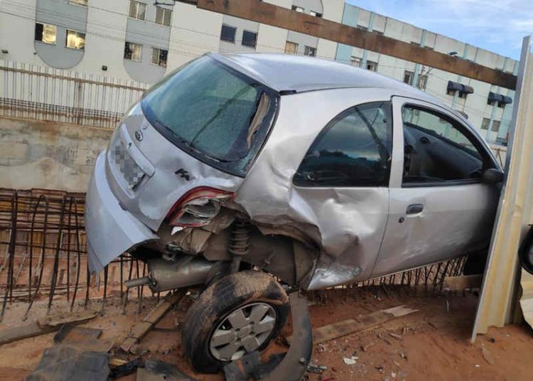 Carro quase cai em trincheira após ser atingido por bêbado em Aparecida | Foto: Brazil Nunes